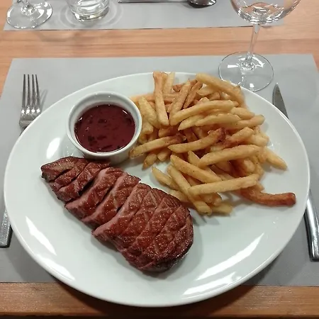 Отель Du Montcalm *